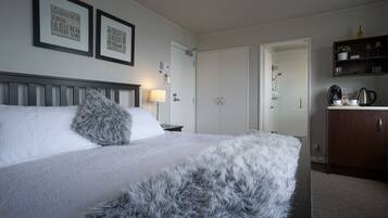 King Room | 1 bedroom, individually decorated, individually furnished