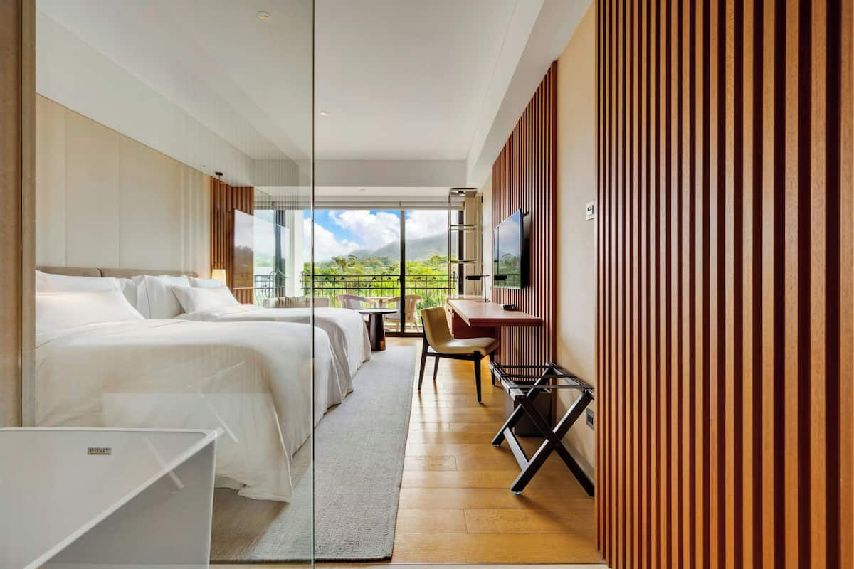 Chambre, 2 lits jumeaux, vue sur le complexe | Articles de minibar gratuits, coffre-fort pour ordinateur portable