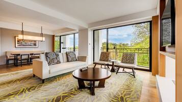 Free minibar, in-room safe, desk, blackout drapes