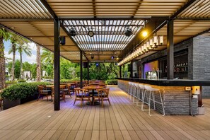 2 restaurantes; se sirve desayuno, almuerzo y cena; cocina taiwanesa