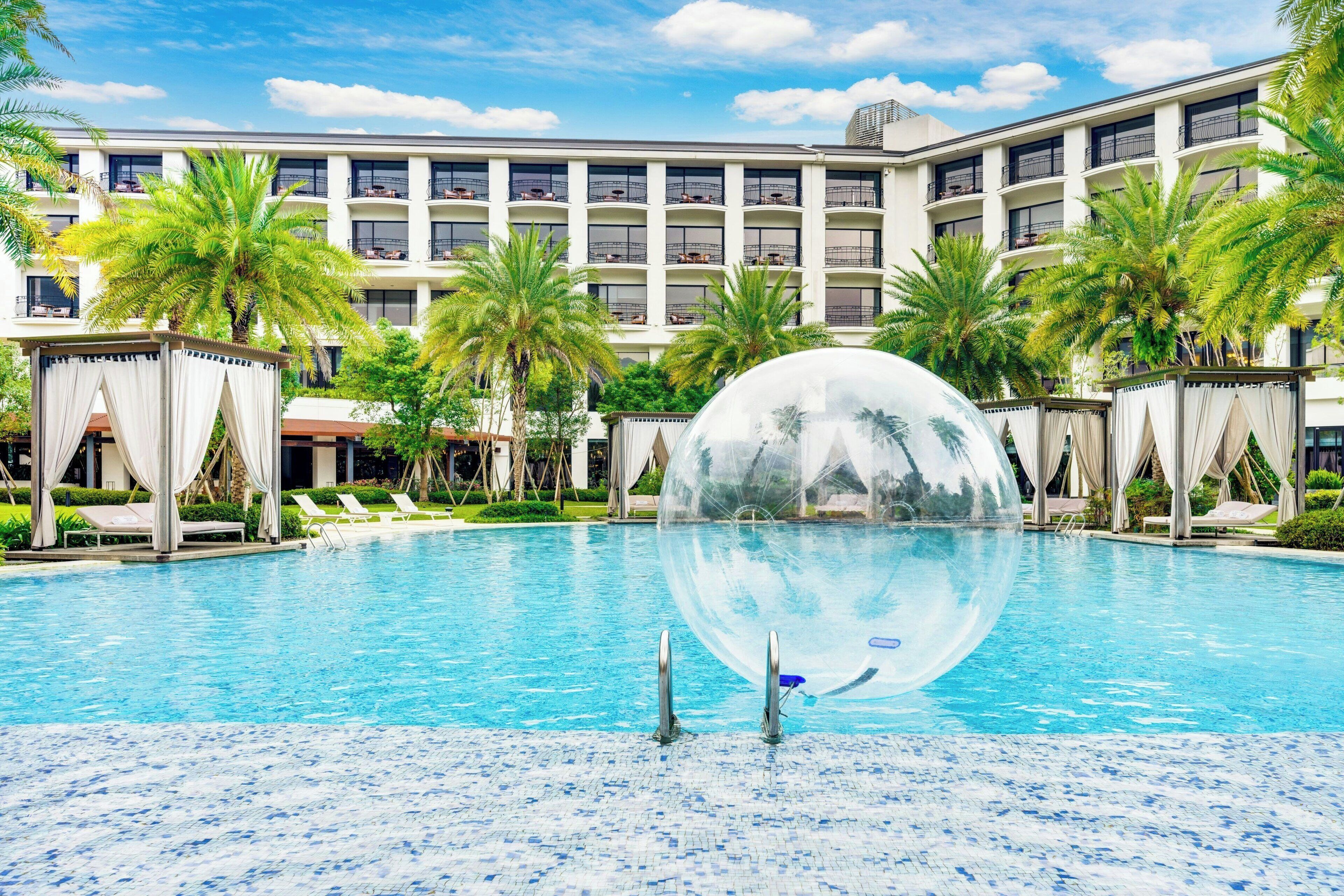 실내 수영장, 야외 수영장, 수영장 파라솔, 일광욕 의자