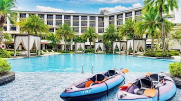 Inomhuspool, utomhuspool, parasoller och solstolar