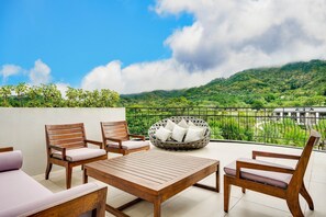 Minibar con artículos gratuitos y caja de seguridad en la habitación 