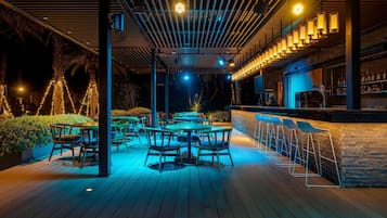 2 restaurants; breakfast, lunch, and dinner served