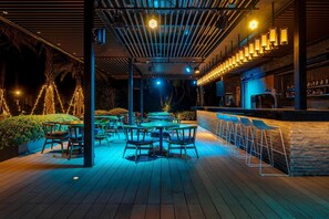 2 restaurants, servant le déjeuner et le dîner; cuisine taïwanaise