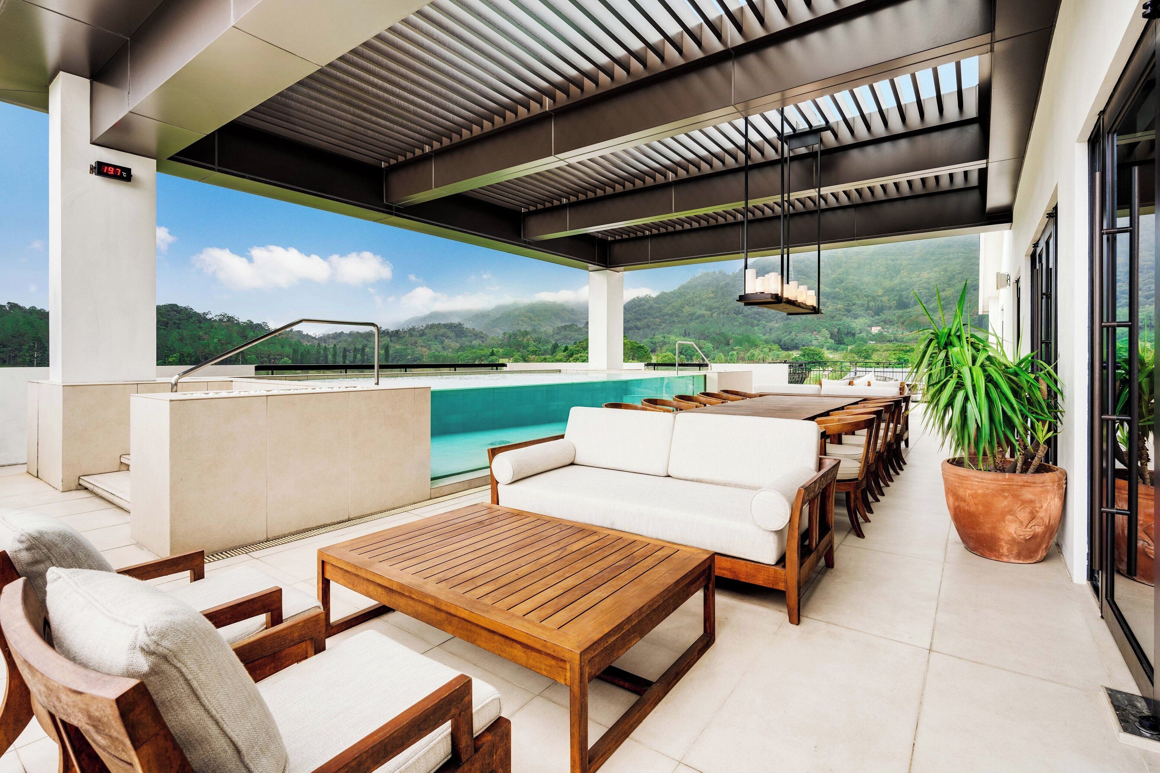 Minibar với thức uống miễn phí, két bảo mật tại phòng, bàn 