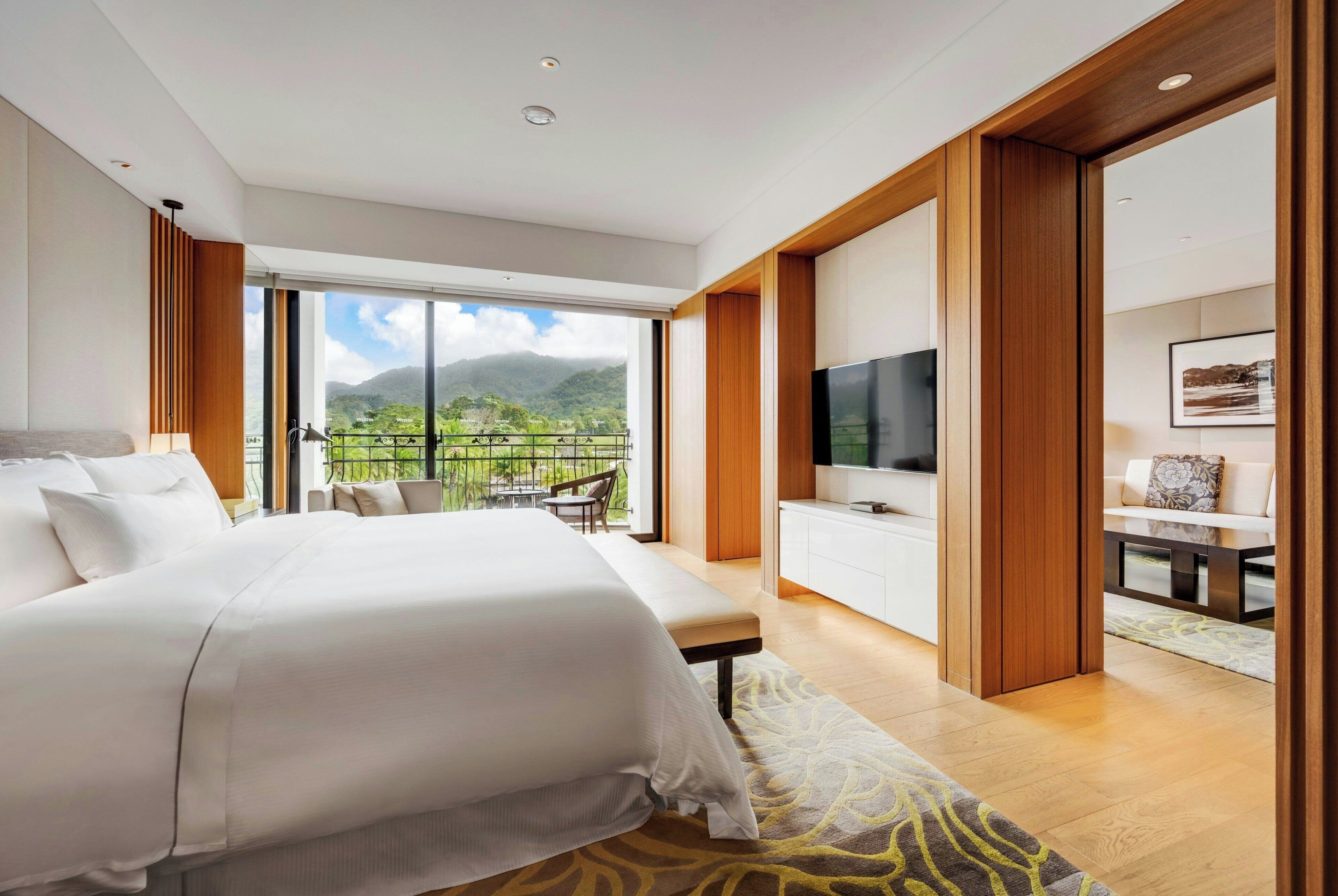 Suite exécutive, 1 très grand lit, vue sur le complexe | Articles de minibar gratuits, coffre-fort pour ordinateur portable