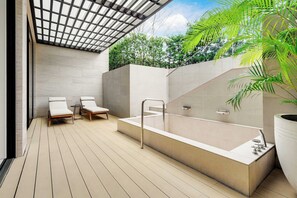 Minibar con artículos gratuitos y caja de seguridad en la habitación 