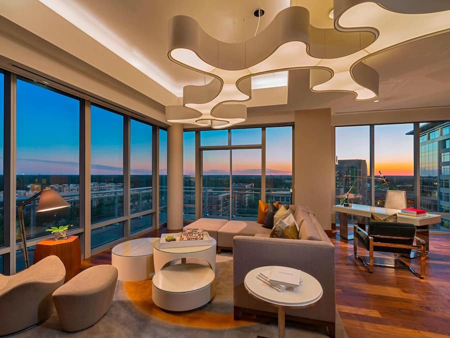 Presidential-Suite, 1 Schlafzimmer, Nichtraucher, Balkon (Corner) | Wohnbereich | 49-Zoll-Flachbildfernseher mit Satellitenempfang, Fernseher