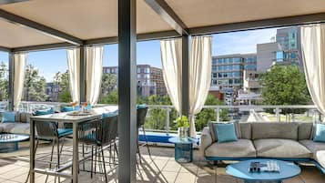 Breakfast, lunch, dinner served; Italian cuisine