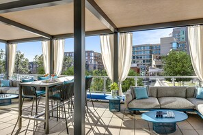 Breakfast, lunch, dinner served; Italian cuisine 