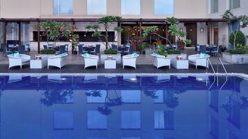 Outdoor pool, sun loungers