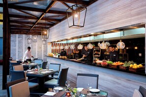 2 restaurants; breakfast, lunch, dinner and brunch served  - Courtyard by Marriott Bengaluru Outer Ring Road (Bengaluru)