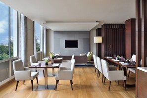 Pool views, serves lunch, dinner, and happy hour - Courtyard by Marriott Bengaluru Outer Ring Road (Bengaluru)