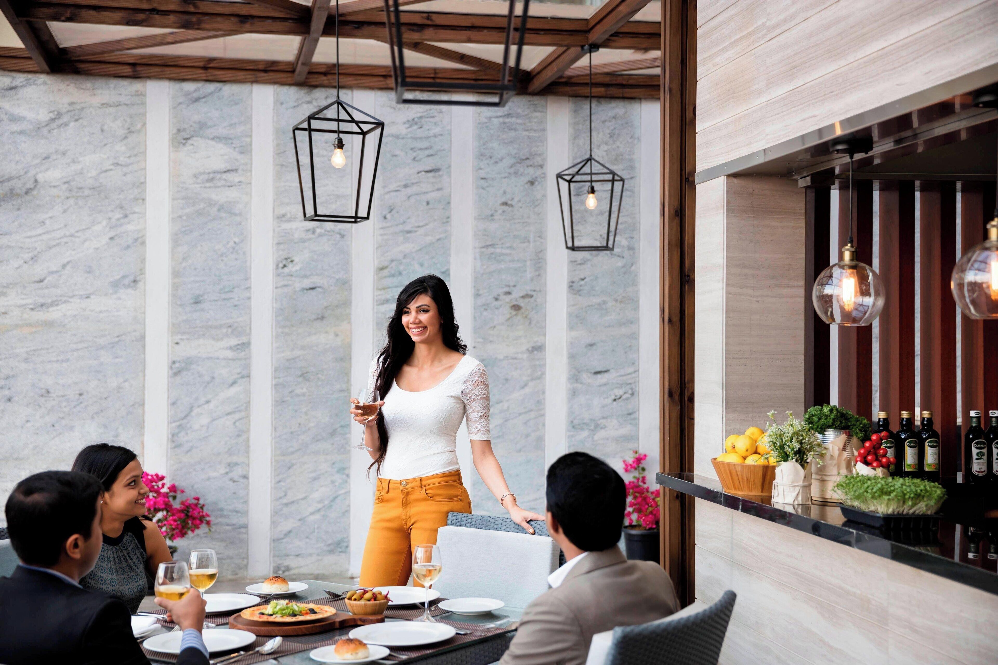 2 restaurantes, se sirven desayunos, comidas y cocina mediterránea