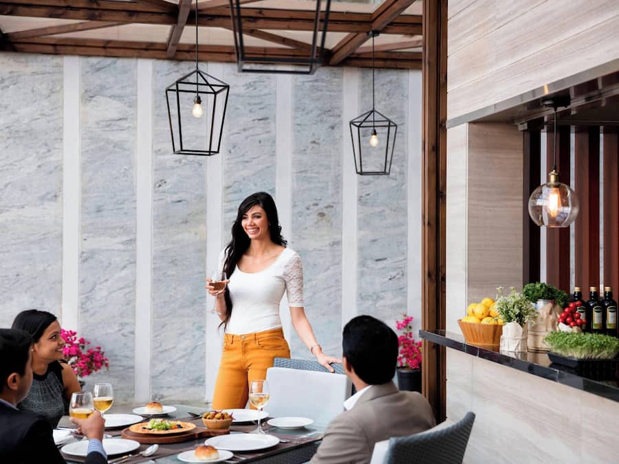 2 restaurantes; se sirve desayuno, almuerzo y cena; cocina mediterránea