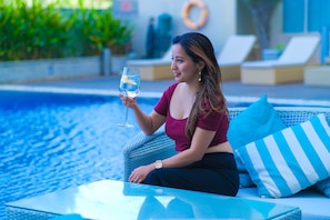 Outdoor pool, pool loungers - Courtyard by Marriott Bengaluru Outer Ring Road (Bengaluru)