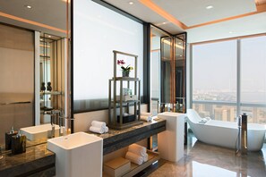 Separate bathtub and shower, hydromassage showerhead, free toiletries - Shenzhen Marriott Hotel Nanshan (Shenzhen)