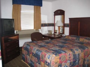 Habitación doble, 1 cama matrimonial | Escritorio, tabla de planchar con plancha, camas extra y wifi gratis