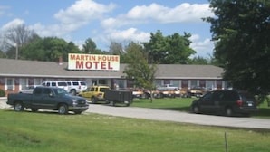 Unclassified image, 3 of 6, button - Martin House Motel (Brookfield)