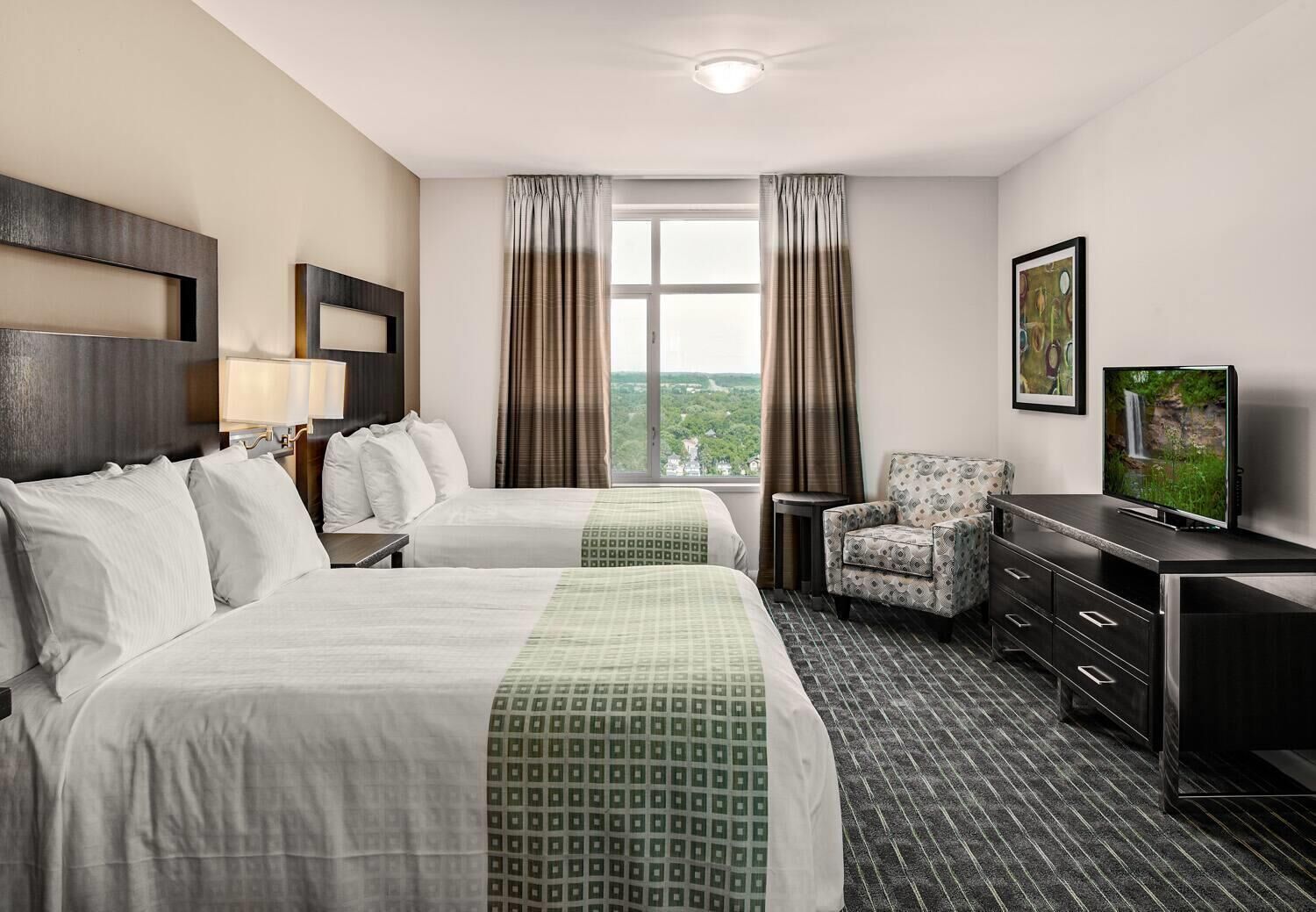 Caja de seguridad en la habitación, muebles diferentes y escritorio 