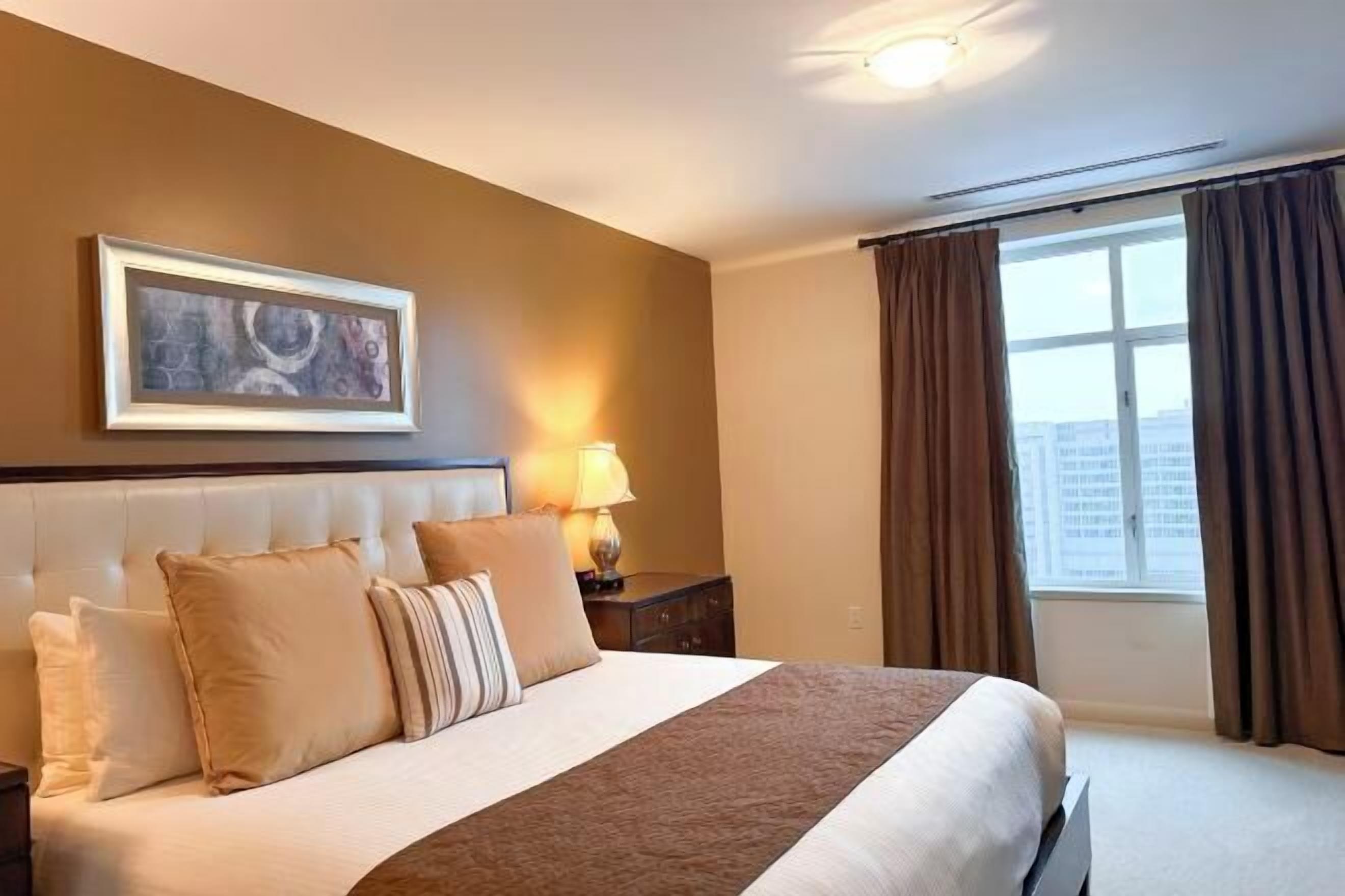 Caja de seguridad en la habitación, muebles diferentes y escritorio 