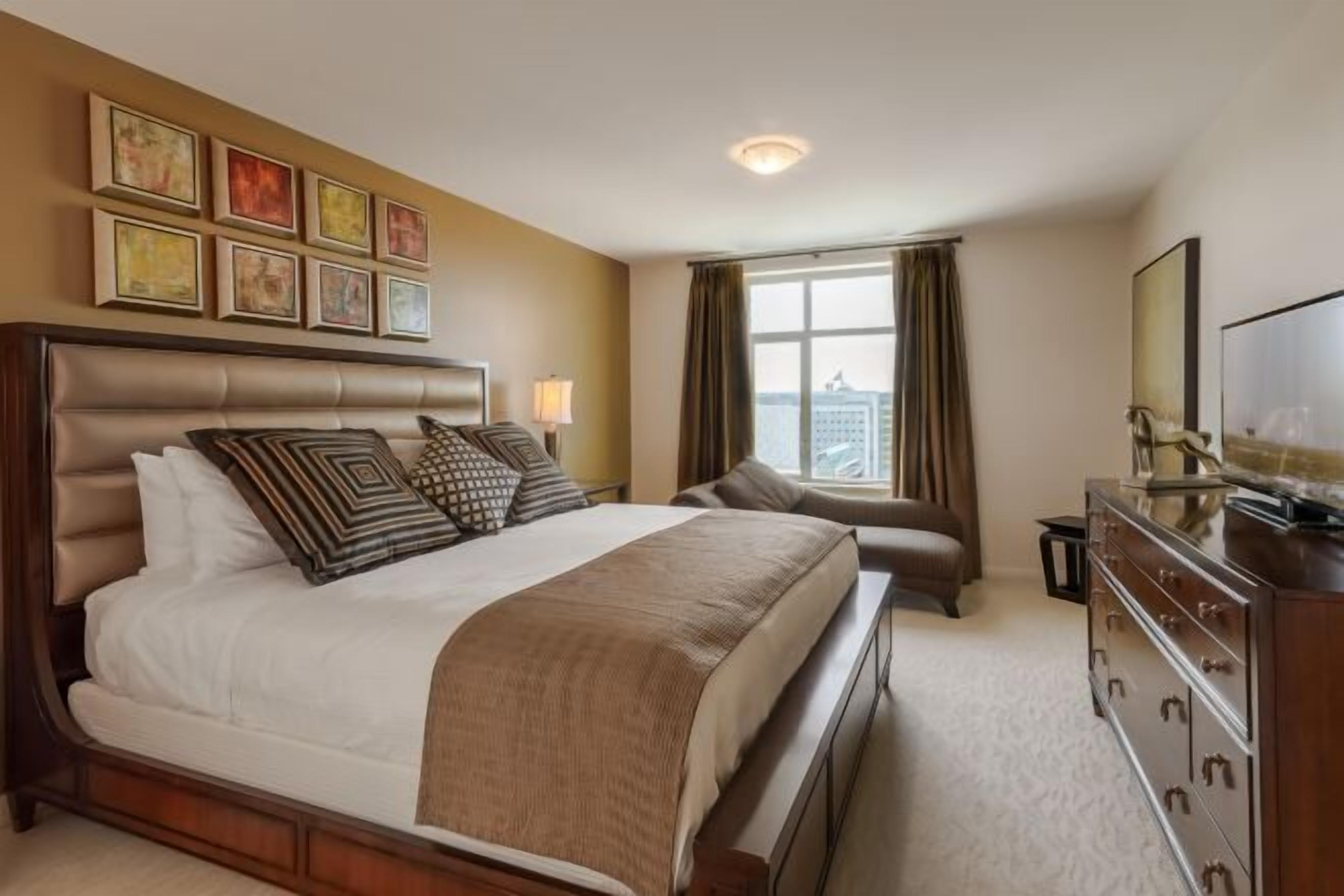 Caja de seguridad en la habitación, muebles diferentes y escritorio 