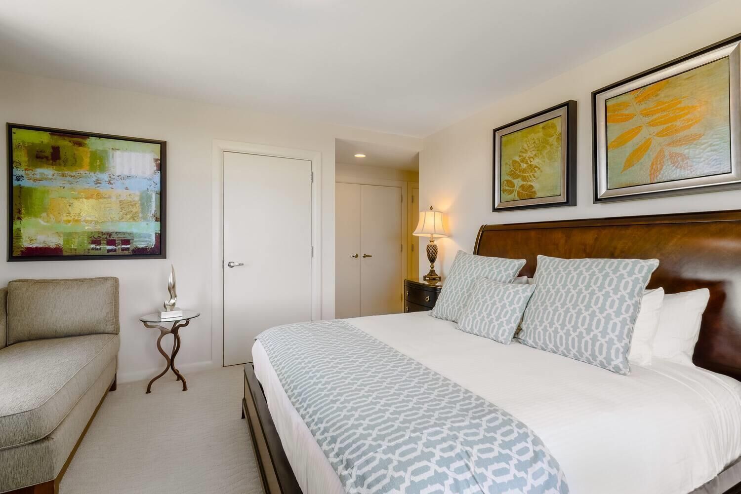 Caja de seguridad en la habitación, muebles diferentes y escritorio 