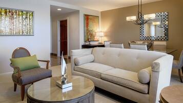 Suite exécutive, Plusieurs lits, non-fumeur (with Den) | Aire de séjour | Téléviseur à écran plat