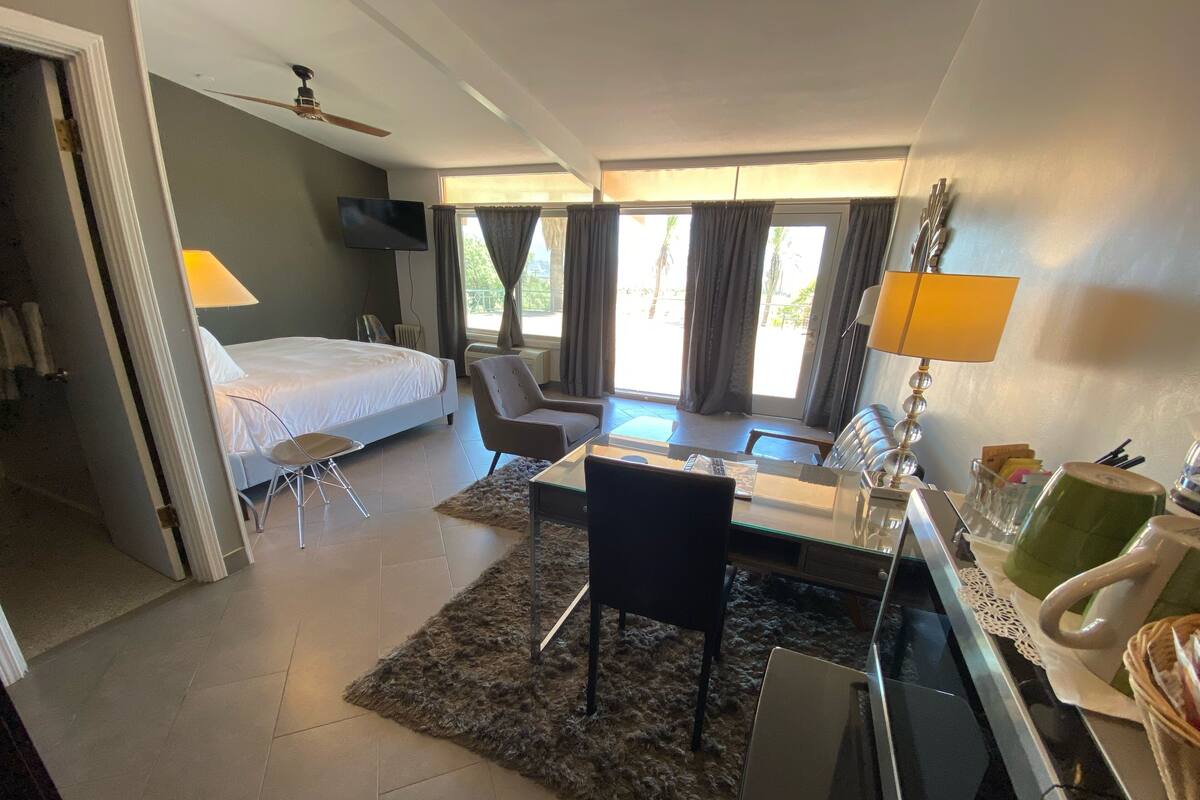 Singola Deluxe, 1 letto king, frigorifero e microonde, vista piscina