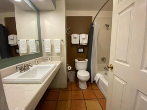 Combined shower/bathtub, free toiletries, towels