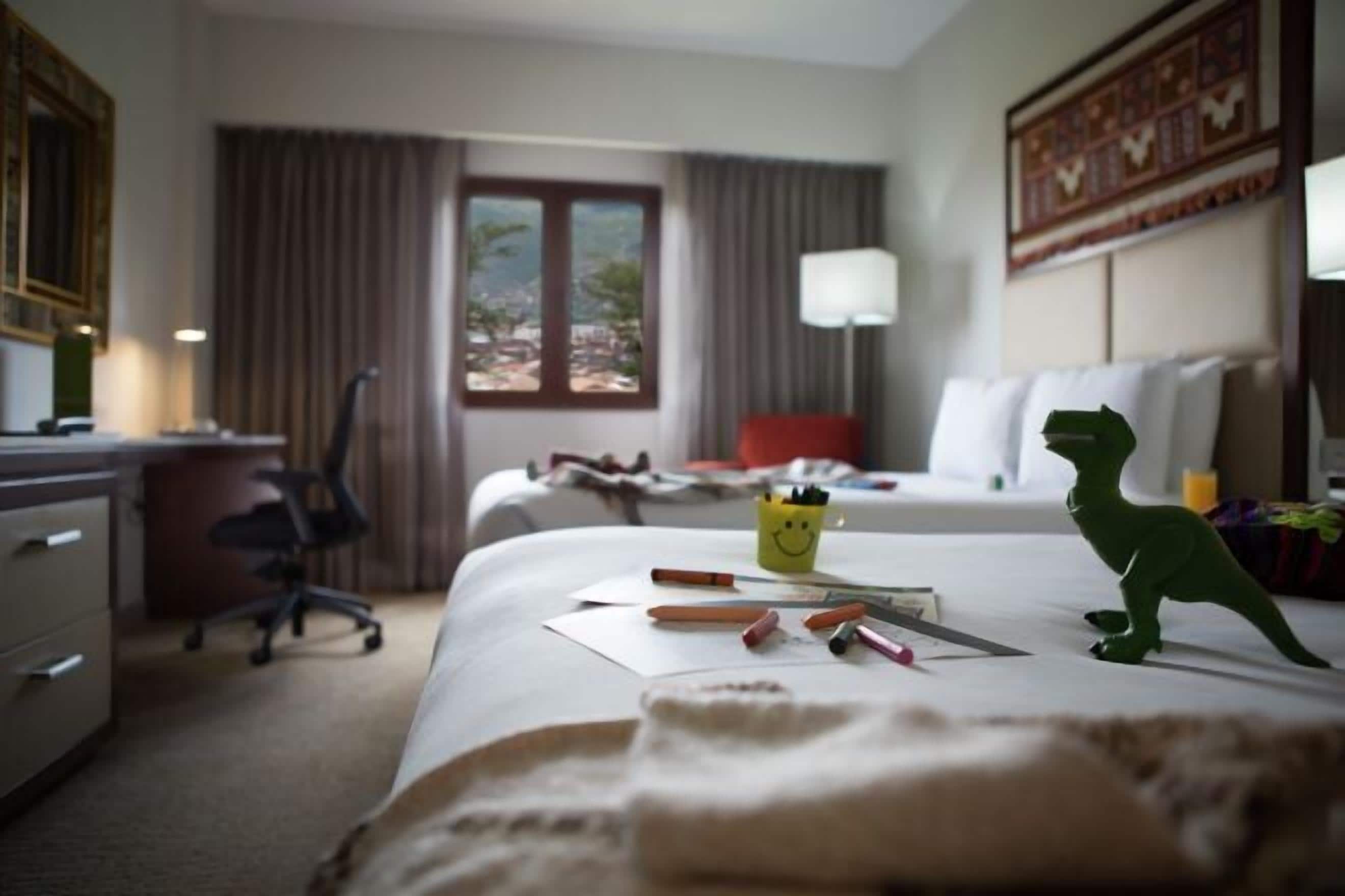 Zimmersafe, Verdunkelungsvorhänge, Bügeleisen/Bügelbrett