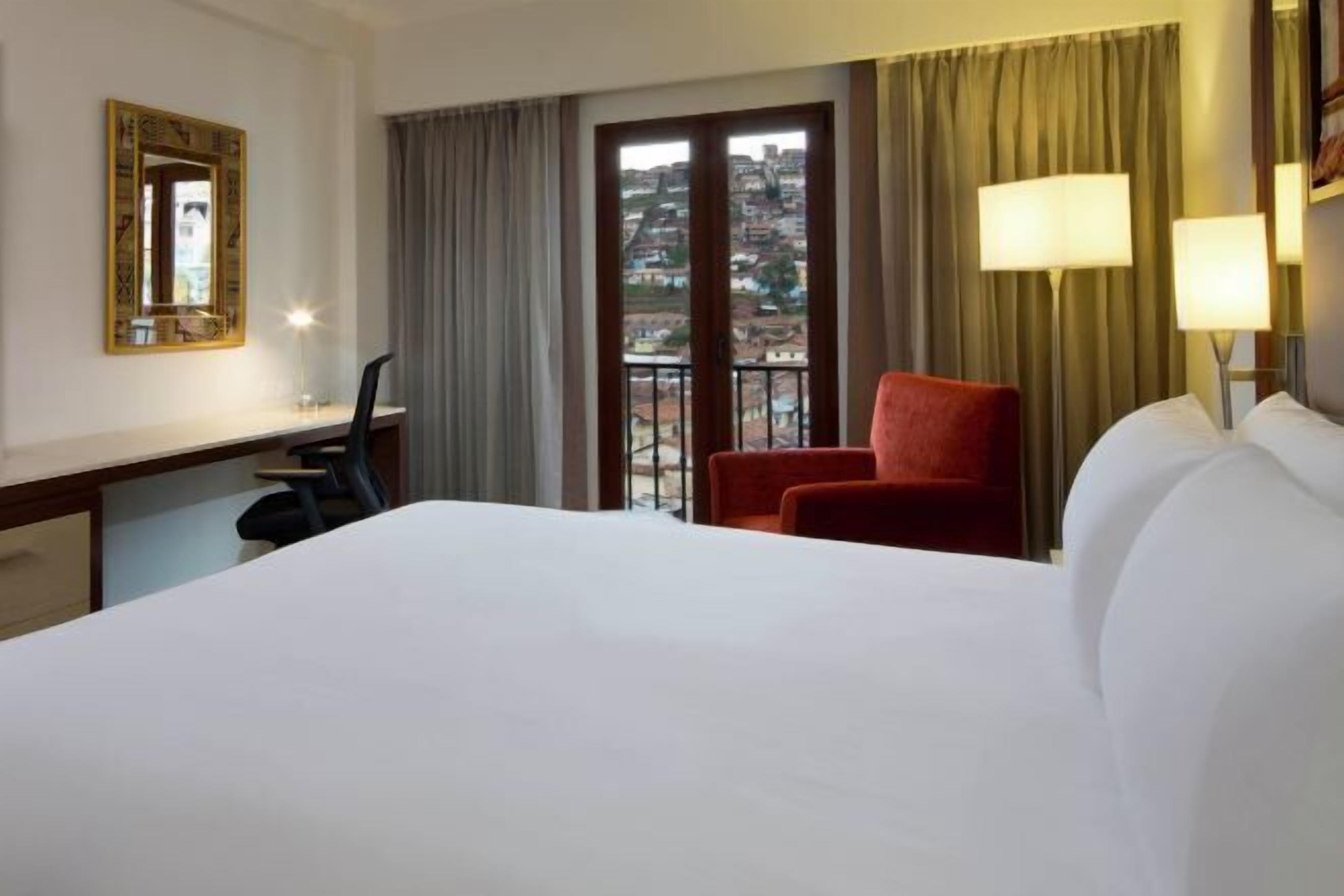 Zimmersafe, Verdunkelungsvorhänge, Bügeleisen/Bügelbrett