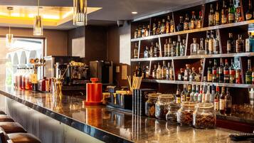 2 Bars/Lounges