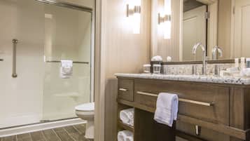 Combined shower/bathtub, free toiletries, towels