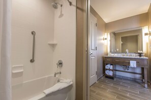 Ensemble baignoire-douche, articles de toilette (gratuits)