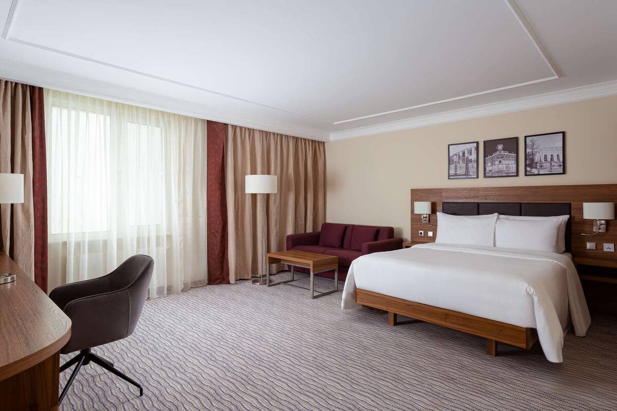 Room (JST) | Peralatan tempat tidur premium, peti besi dalam bilik, meja