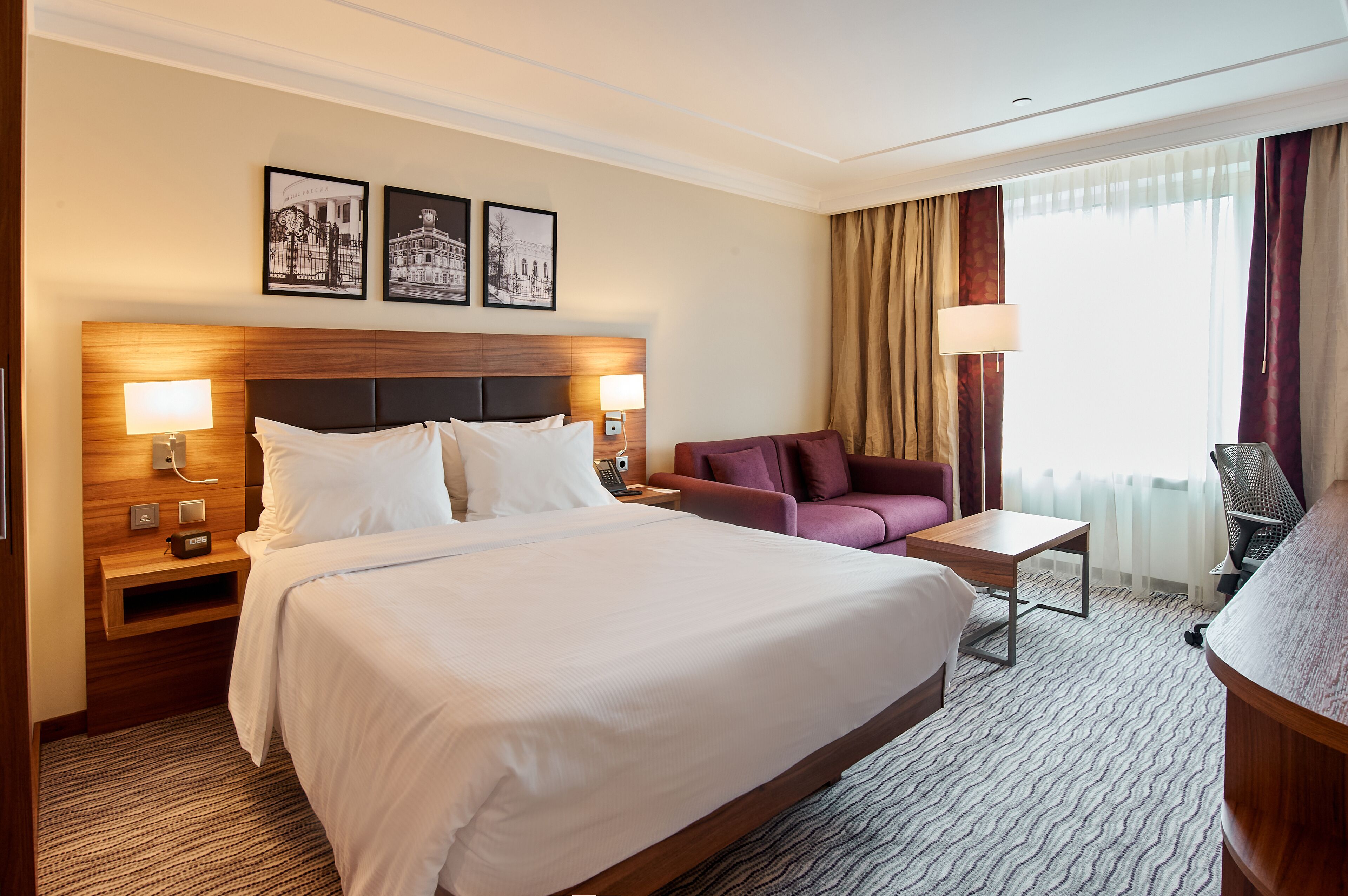 Perhehuone | Ylelliset vuodevaatteet, tallelokero huoneessa, työpöytä, äänieristys