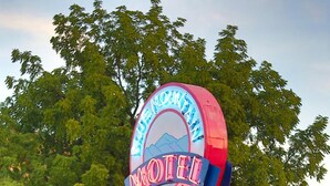 A motel sign with a mountain view, new rooms, and amenities like pets allowed, free Wi-Fi, microwave, and refrigerator. - Blue Mountain Hotel (Dayton)