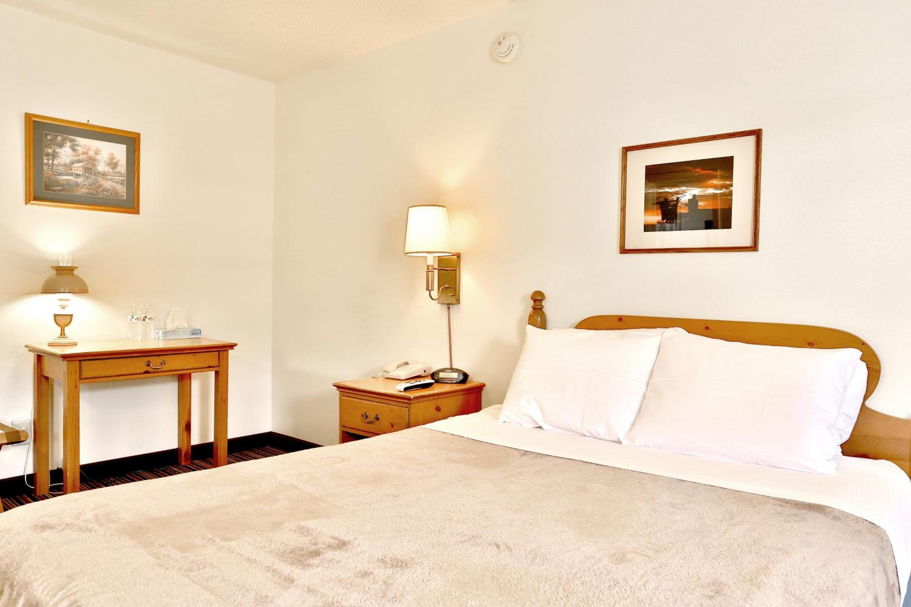 1 bedroom, desk, blackout drapes, soundproofing