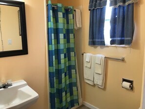 1 bedroom, desk, blackout drapes, soundproofing - Blue Mountain Hotel (Dayton)