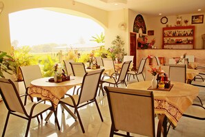 Se sirven desayunos, cenas y cocina internacional 