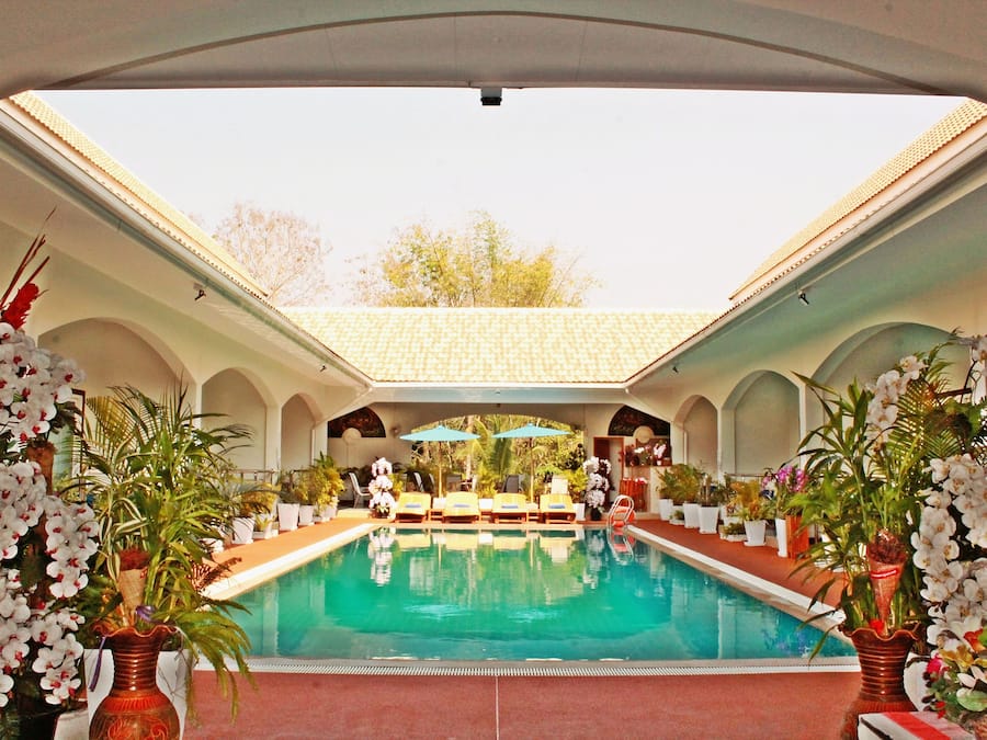 Piscina coperta, piscina all'aperto, lettini