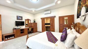 Premier Double Room | Premium bedding, minibar, in-room safe, desk