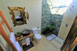 Baignoire et douche séparées, baignoire relaxante profonde