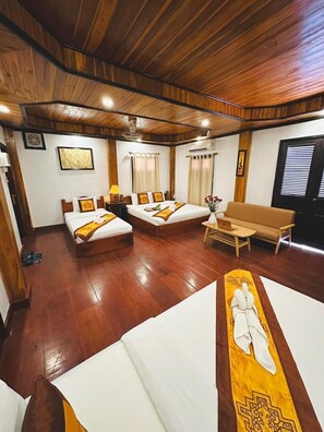 Quad Family | Bar mini, peti besi dalam bilik, meja, kalis bunyi 