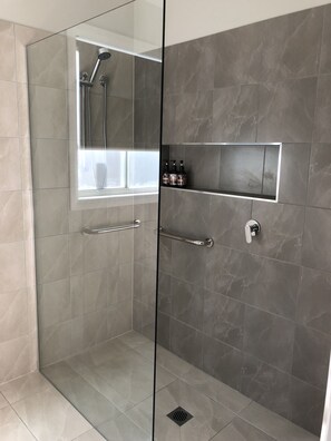 Abalina on Cherry 3 Bedroom  | Bathroom | Separate bathtub and shower, free toiletries, hair dryer, bathrobes - Abalina Cottages, Rotary Drive (Bright)
