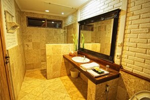 Habitación estándar | Baño | Regadera, amenidades de baño gratuitas, toallas 