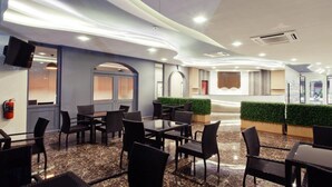 Lobby sitting area - De Proud Hotel (Ubon Ratchathani)