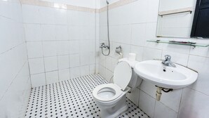 Ein kleines Badezimmer mit Toilette, Waschbecken und Dusche.